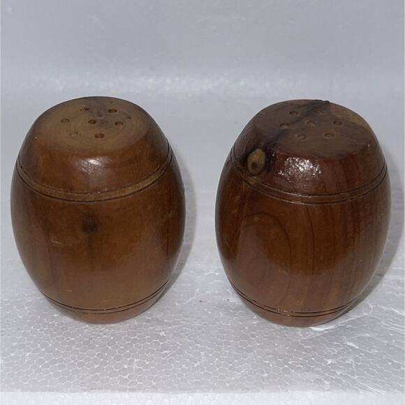 Vintage 2 Tone Wooden Barrel Salt And Pepper Shakers Collectible 2 1/8” - Picture 4 of 6